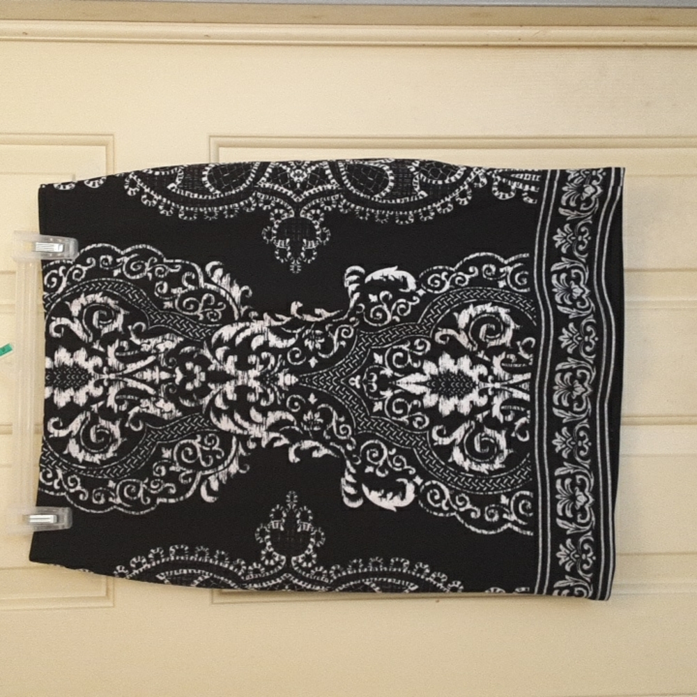 Sharango Skirt size Medium Black and white pattern